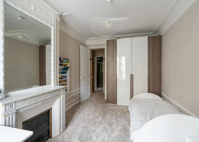 Bright And Spacious 3bdr Near Eiffel Tower
